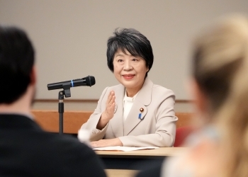 ハーバード・ケネディスクール学生一行と懇談する上川外務大臣