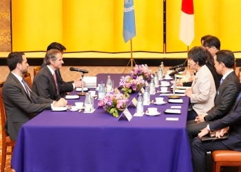 上川外務大臣とグロッシー事務局長との会談及びワーキング・ディナーの様子