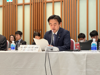 会合で発言する穂坂外務大臣政務官