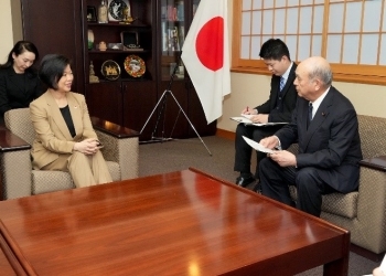 柘植外務副大臣とシム・アン・シンガポール外務兼国家開発担当上級国務大臣との会談の様子