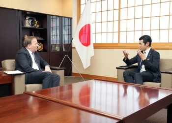 辻󠄀外務副大臣とロヴェーン元首相の会談の様子