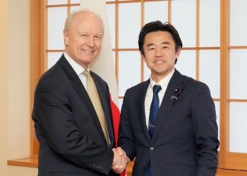 ジョンストンBIAC会長と握手しながら記念撮影をする穂坂外務大臣政務官
