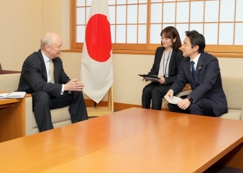 穂坂外務大臣政務官とジョンストンBIAC会長の会談の様子