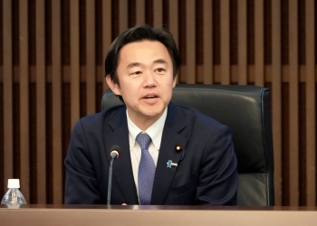 参加者を激励する穂坂政務官