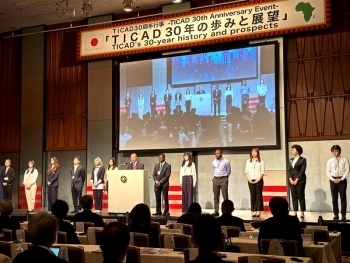 挨拶を行う髙木外務大臣政務官と登壇した若者の様子