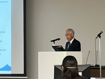 基調講演を行う松本洋一郎外務大臣科学技術顧問