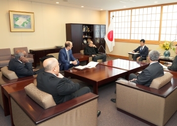 ブーラハベル駐日アルジェリア大使他と議論を行う辻󠄀外務副大臣