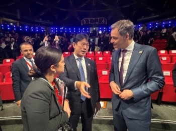 ドゥ=クロー・ベルギー首相との立ち話