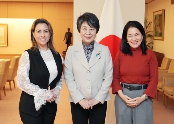 ブラジル女性議員2名と笑顔で記念撮影をする上川外務大臣
