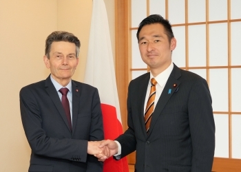 ミュッツェニヒ院内総務と握手する深澤外務大臣政務官