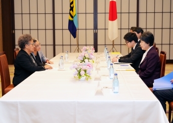 上川外務大臣とバーネット・カリコム事務局長との会談の様子