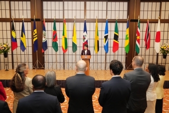 日・カリブ交流年レセプションの参加者の前で挨拶をしている上川外務大臣