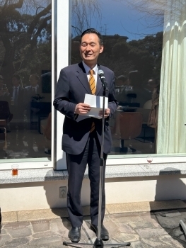 乾杯の挨拶を行う深澤政務官