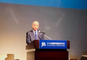 第17回日本・シンガポール・シンポジウムで基調講演を行う柘植外務副大臣