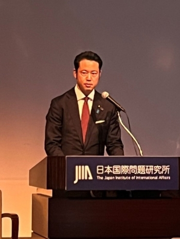 基調講演を行う大塚衆議院議員