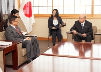 柘植外務副大臣とニキル・セスUNITAR総代表との会談の様子