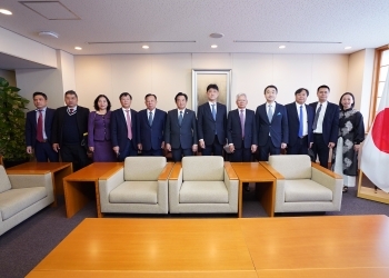 高村外務大臣政務官とベトナム共産党中央理論評議会一行との記念写真