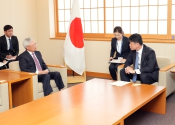 高村外務大臣政務官とタン・ベトナム共産党中央理論評議会副議長との懇談の様子