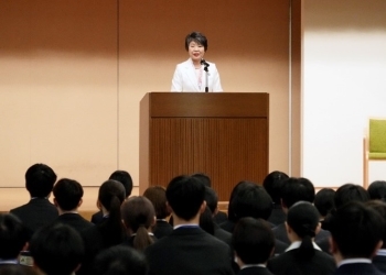 挨拶を行う上川外務大臣