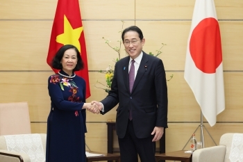 会談を前に、マイ共産党書記局常務と握手をする岸田総理大臣