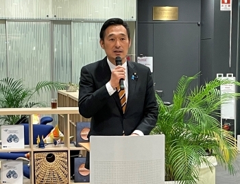 スピーチをする深澤政務官