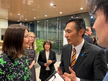 レセプション参加者と会話をかわす深澤政務官の様子