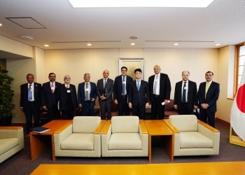 高村正大外務大臣政務官と表敬で訪れたインド工業連盟訪日代表団との記念写真
