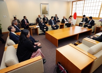 ディネーシュ会長を団長とするインド工業連盟訪日代表団と懇談する高村外務大臣政務官