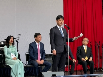 池袋ベトナムフェスティバル2024の開会式で挨拶をする高村外務大臣政務官