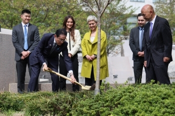岸田総理による記念植樹の様子