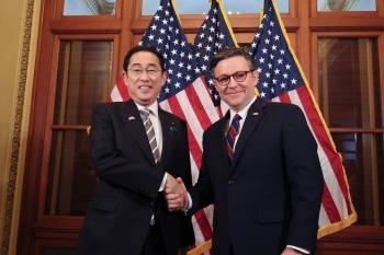 マイク・ジョンソン連邦議会下院議長と握手する岸田総理大臣