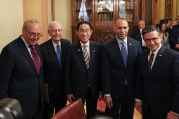 米国連邦議会上下両院指導部との写真撮影に応じる岸田総理大臣