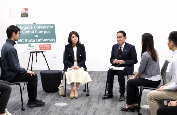 日本人留学生と懇談する岸田総理及び総理夫人