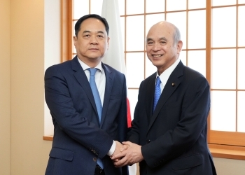 楊会長と握手する柘植外務副大臣