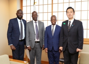 深澤外務大臣政務官に表敬するケニア国民議会議員団一行