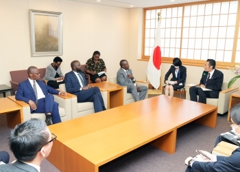 深澤外務大臣政務官とケニア国民議会議員団との懇談の様子