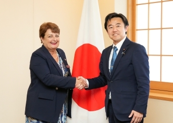 ルース・フェイガン市長と握手する穂坂外務大臣政務官