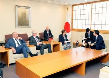 ルース・フェイガン市長はじめ豪州ニューサウスウェールズ州カウラ市訪問団一行と懇談する穂坂外務大臣政務官