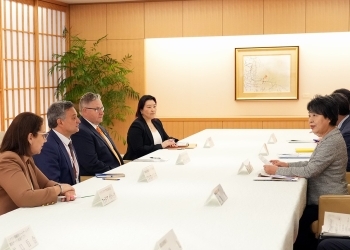 上川外務大臣とベルメホIPPF事務局長及びサバートンUNFPA事務局次長との会談の様子
