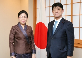 (写真)高村外務大臣政務官とフォンサムット・アンラワン駐日ラオス大使