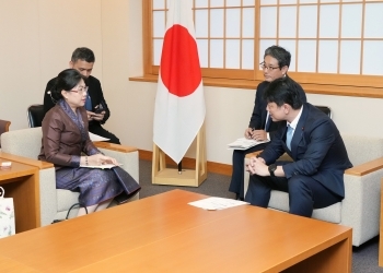 フォンサムット・アンラワン駐日ラオス大使と意見交換を行う高村外務大臣政務官