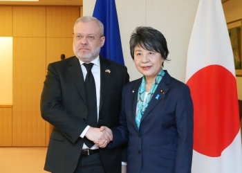 ハルシチェンコ大臣と握手する上川外務大臣