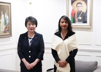 上川外務大臣とラサタ・マダガスカル外務大臣との記念写真