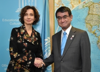 握手する河野外務大臣とアズレー・ユネスコ事務局長