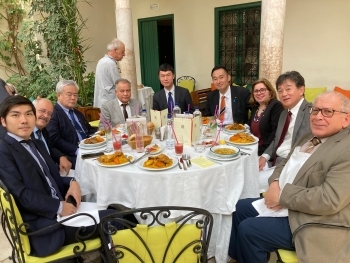 タイエブ国民代表議会議員他との食事をしながらの懇談
