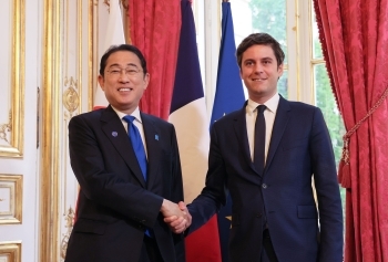 アタル仏首相と握手をする岸田総理大臣