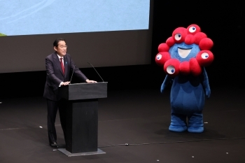 日仏観光イベントでの岸田総理大臣と万博キャラ「ミャクミャク」