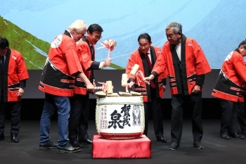 日仏観光イベントで鏡割りを行う岸田総理大臣