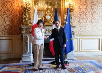 セジュルネ欧州・外務相と握手する上川外務大臣