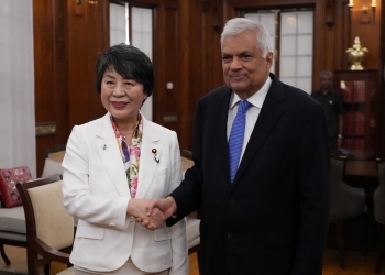 ウィクラマシンハ大統領と握手する上川外務大臣
